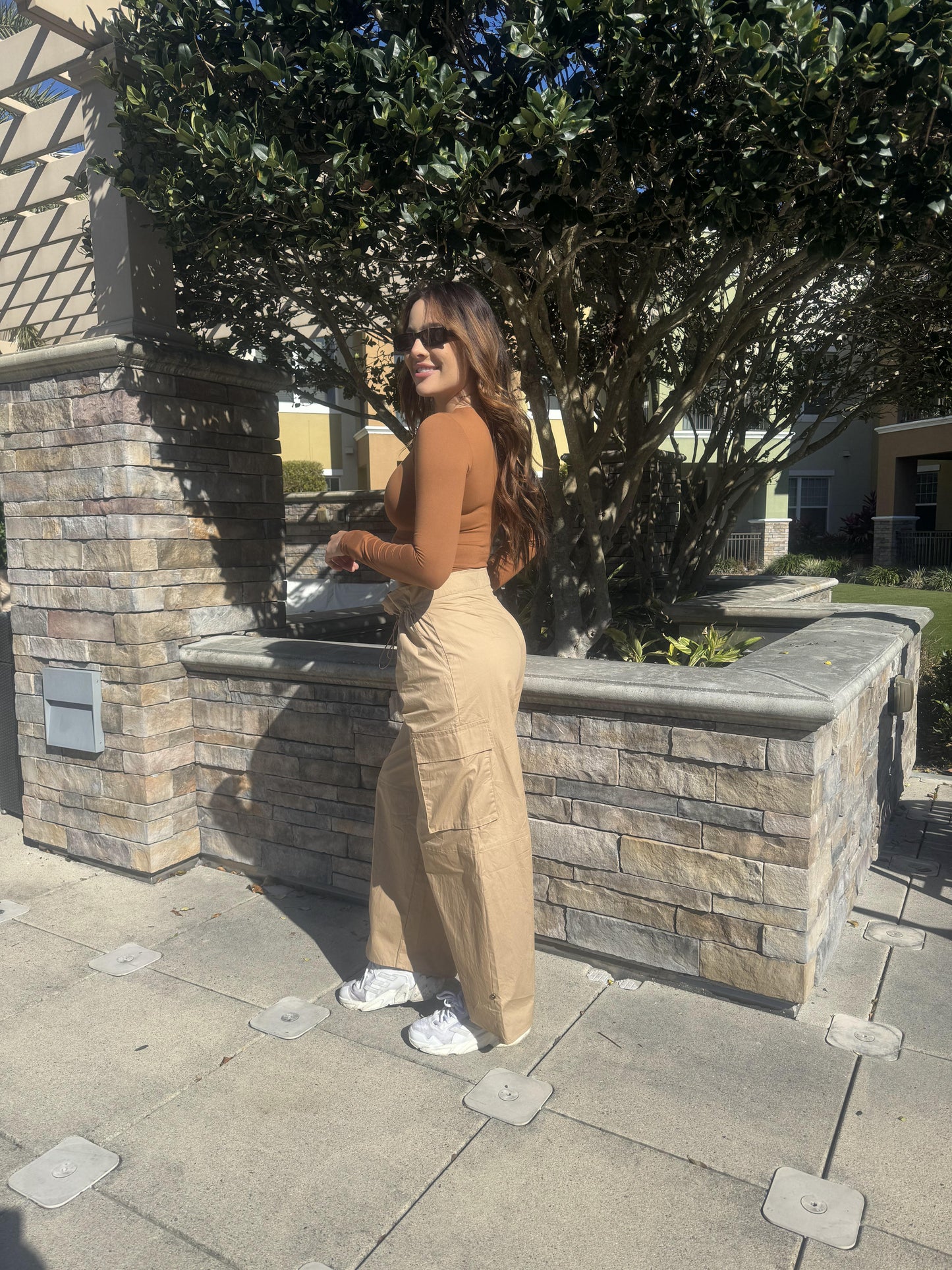 "Contraste Elegante: Crop Top Negro y Mocca de Manga Larga"