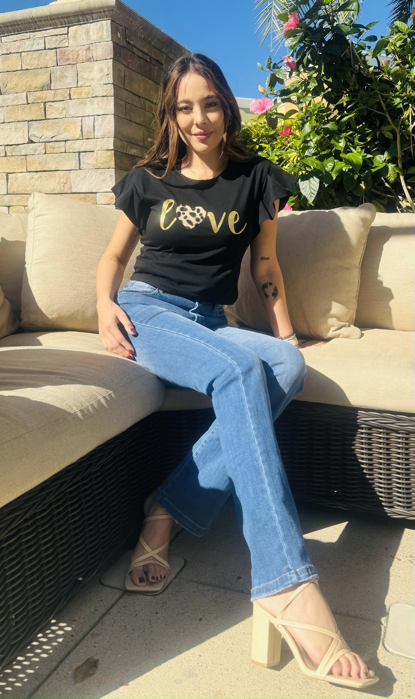 "El encanto en movimiento: blusa con mangas con volantes"