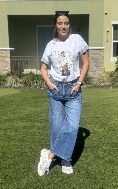 "Estilo fresco: blusa blanca con estampado en el frente"