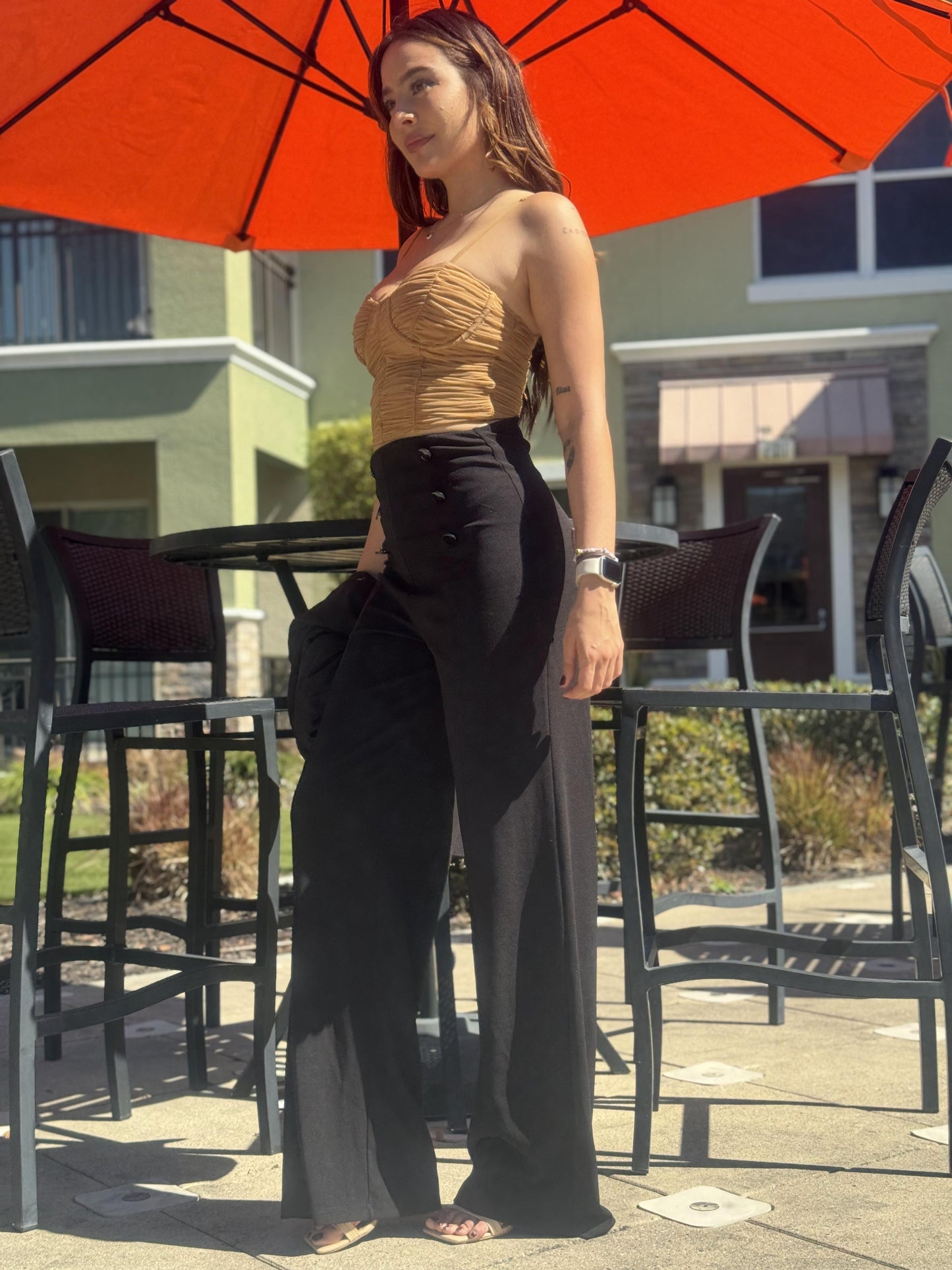 "Elegancia en pliegues: top drapeado"