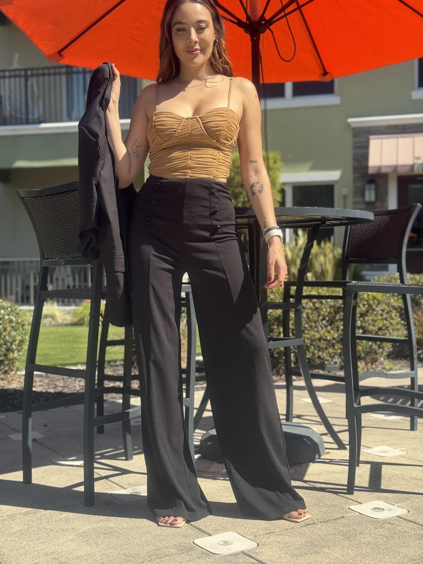 "Elegancia en pliegues: top drapeado"