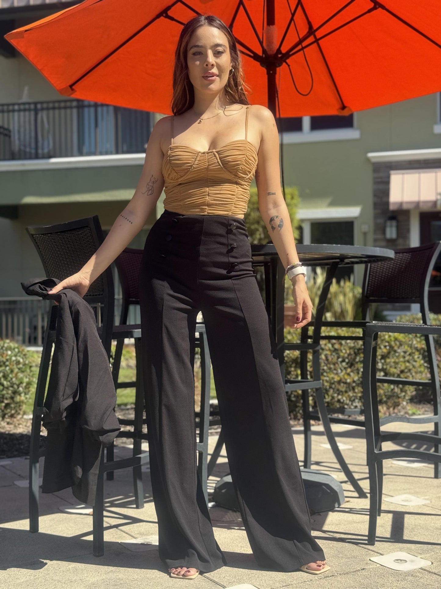 "Elegancia en pliegues: top drapeado"
